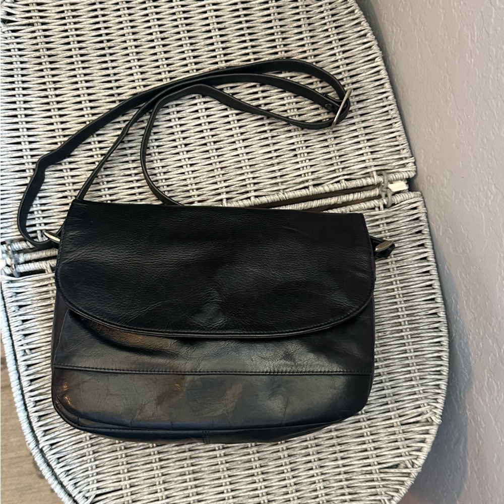 Perlina Black Leather Bag Minimalist Design